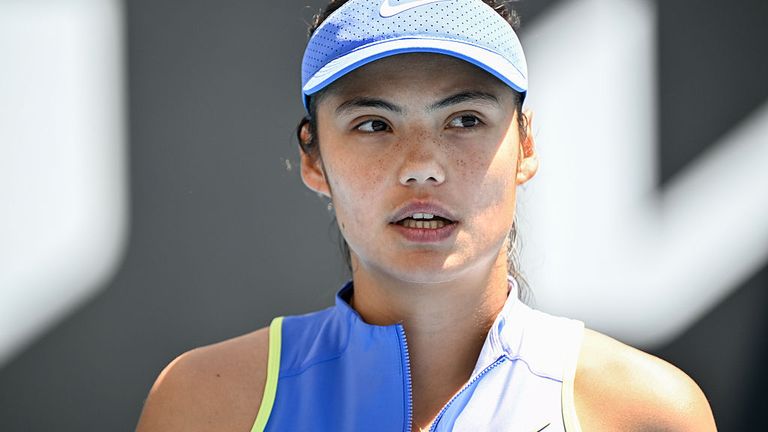 Emma Raducanu de Gran Bretaña reacciona tras perder un punto contra Anastasia Potapova de Austria en la segunda ronda de singles femeninos durante 
