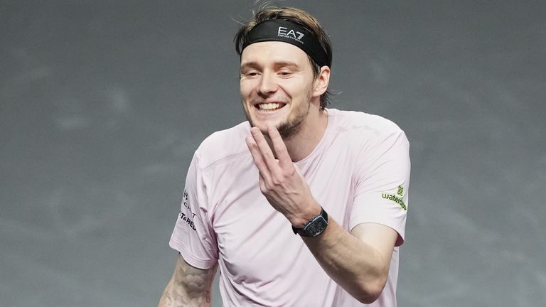 Alexander Bublik reacciona durante un partido semifinal del torneo de tenis Masters de París contra el canadiense Felix Auger-Aliassime en París, sábado