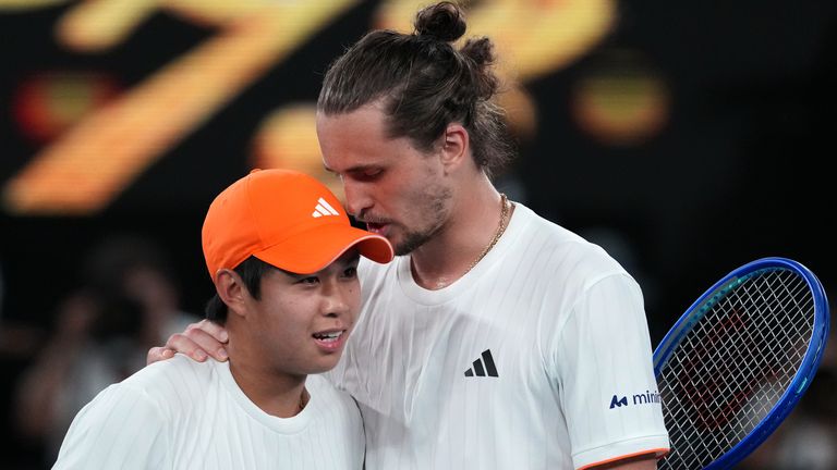Alexander Zverev, derecha, de Alemania, es felicitado por Learner Tien, izquierda, de Estados Unidos, tras su partido de cuartos de final en el estadio australiano.