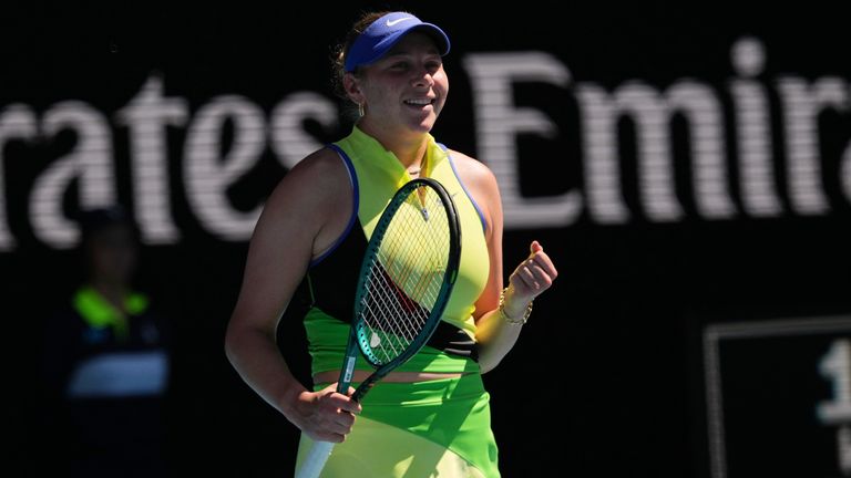 Amanda Anisimova de EE.UU. reacciona después de derrotar a Wang Xinyu de China durante su partido de cuarta ronda en el campeonato de tenis del Abierto de Australia