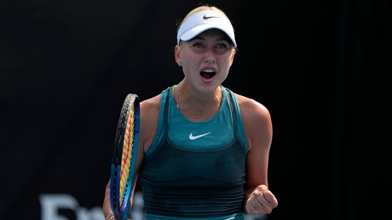 Anastasia Potapova de Rusia reacciona después de derrotar a Tamara Zidansek de Eslovenia durante su partido de primera ronda en el campeonato de tenis del Abierto de Australia en Melbourne, Australia, el lunes 13 de enero de 2025. (Foto AP/Manish Swarup)