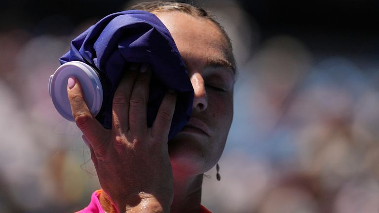 Aryna Sabalenka de Bielorrusia coloca una bolsa de hielo en su cara durante su partido de cuartos de final contra Iva Jovic de Estados Unidos en el Australian Op.