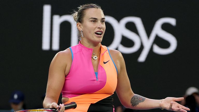 Aryna Sabalenka, de Bielorrusia, habla con el árbitro durante su partido semifinal femenino contra la ucraniana Elina Svitolina el día doce de