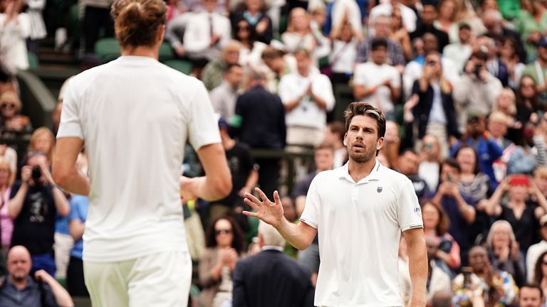 Cameron Norrie parece abatido tras su derrota ante Alexander Zverev en el sexto día del Campeonato de Wimbledon 2024 en el All England Law.