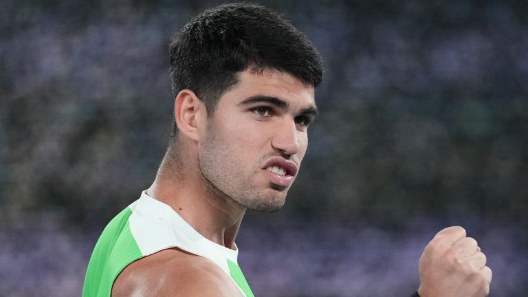 Carlos Alcaraz de España celebra después de derrotar a Adam Walton de Australia en su partido de primera ronda en el campeonato de tenis del Abierto de Australia en Melbourne, Australia, el domingo 18 de enero de 2026. (Foto AP/Dita Alangkara)