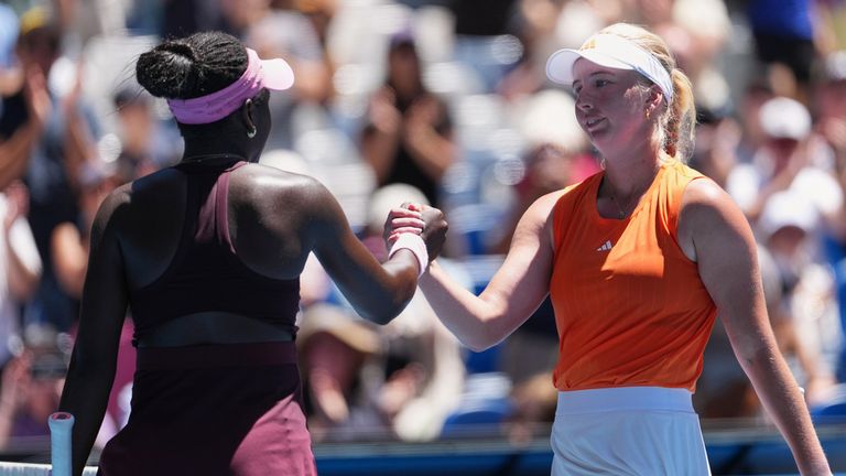 Victoria Mboko, izquierda, de Canadá, felicitada por Clara Tauson