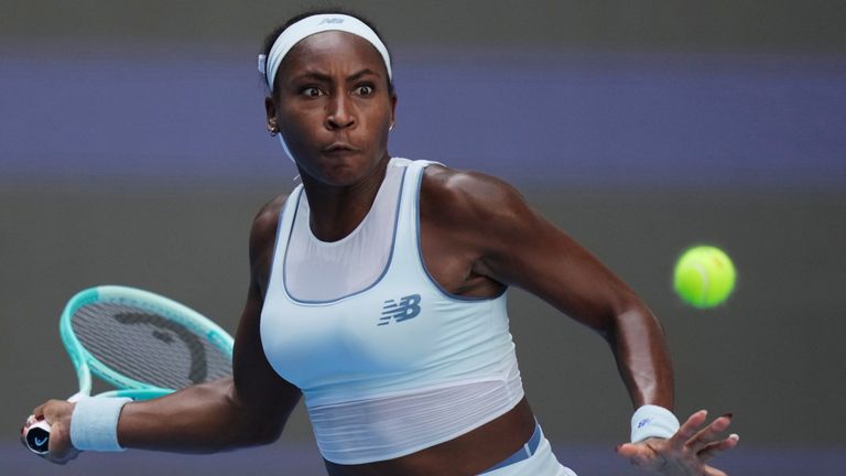 Coco Gauff de Estados Unidos juega un golpe de derecha a Belinda Bencic de Suiza durante un partido de singles femeninos del Abierto de Tenis de China para