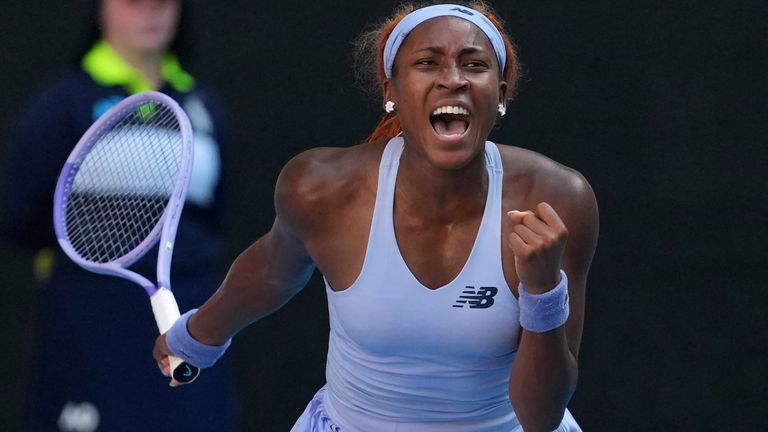Coco Gauff de Estados Unidos celebra tras derrotar a Karolina Muchova de la República Checa en su partido de cuarta ronda del Abierto de Australia. 