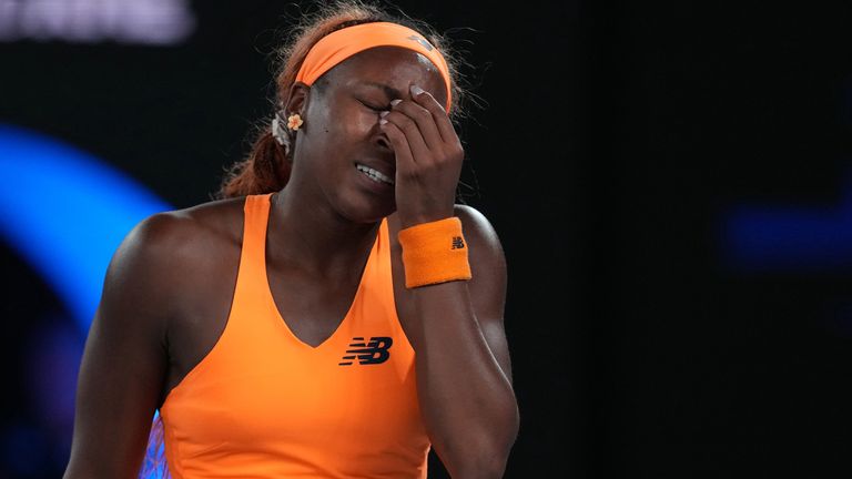 Coco Gauff de Estados Unidos reacciona durante su partido de cuartos de final contra Elina Svitolina de Ucrania durante su partido de cuartos de final en el campeonato de tenis del Abierto de Australia en Melbourne, Australia, el martes 27 de enero de 2026. (Foto AP/Dita Alangkara)