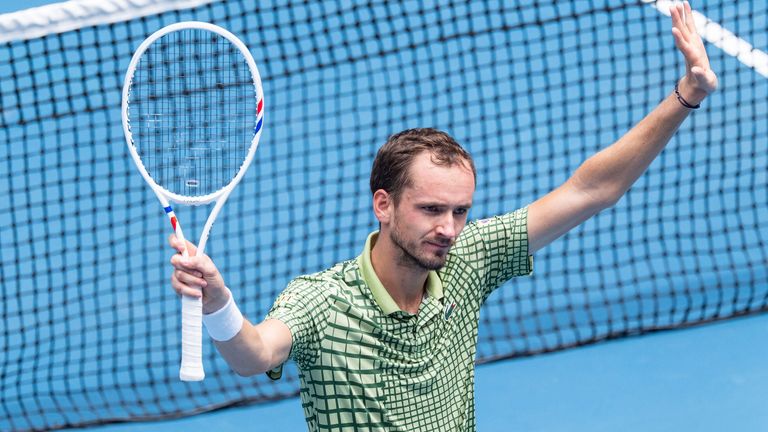 DANIIL MEDVEDEV de la Federación Rusa celebra tras derrotar a JESPER DE JONG de Holanda en Margaret Court Arena en un Men's Si