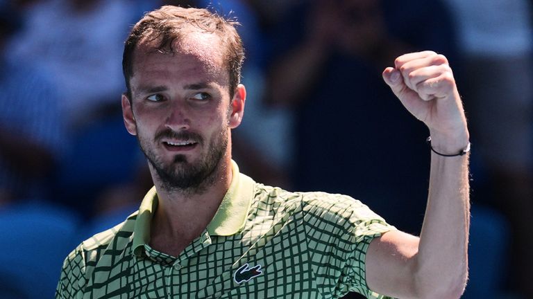 Daniil Medvedev de Rusia celebra después de derrotar a Fabian Marozsan de Hungría en su partido de tercera ronda del campeonato de tenis del Abierto de Australia en Melbourne, Australia, el viernes 23 de enero de 2026. (Foto AP/Dita Alangkara)