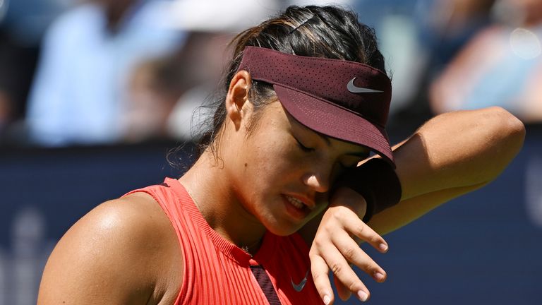 FLUSHING NY- 24 DE AGOSTO: Emma Raducanu contra Ena Shibahara en el estadio Louis Armstrong en el Centro Nacional de Tenis Billie Jean King de la USTA el 24 de agosto de 2025 en Flushing Queens. Crédito: mpi04 / MediaPunch /IPX