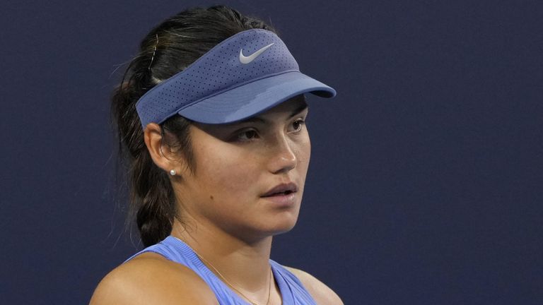 Emma Raducanu en acción en el Abierto de China