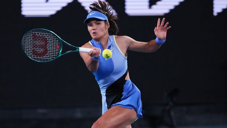 Emma Raducanu de Gran Bretaña juega un regreso de derecha a Mananchaya Sawangkaew de Tailandia durante su partido de primera ronda en el Abierto de Australia. 