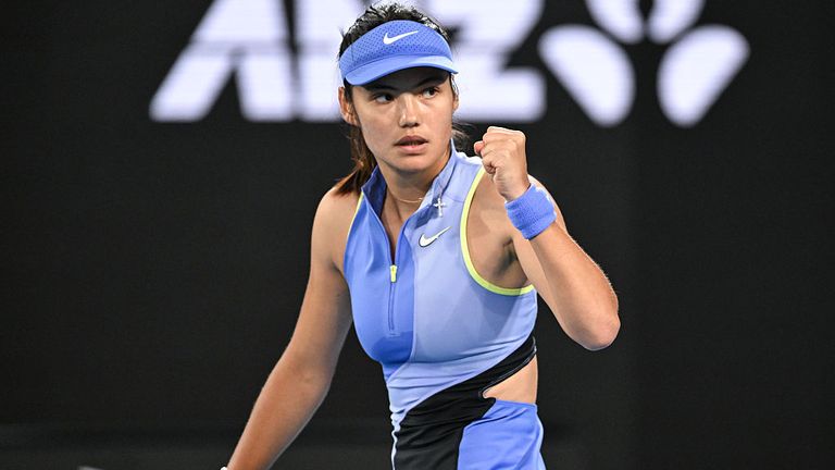Emma Raducanu de Gran Bretaña celebra un punto de juego contra Mananchaya Sawangkaew de Tailandia durante la primera ronda de singles femeninos matc