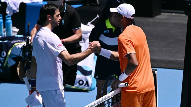El portugués Nuno Borges (L) es felicitado por el canadiense Felix Auger-Aliassime, quien se retiró de una lesión, en su partido individual masculino el d