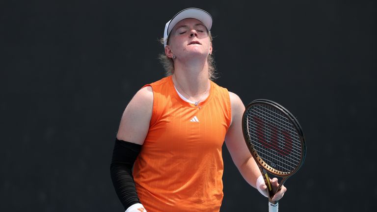 Fran Jones de Gran Bretaña reacciona en la primera ronda de singles femeninos contra Linda Klimovicova de Polonia durante el segundo día del 2026 Au
