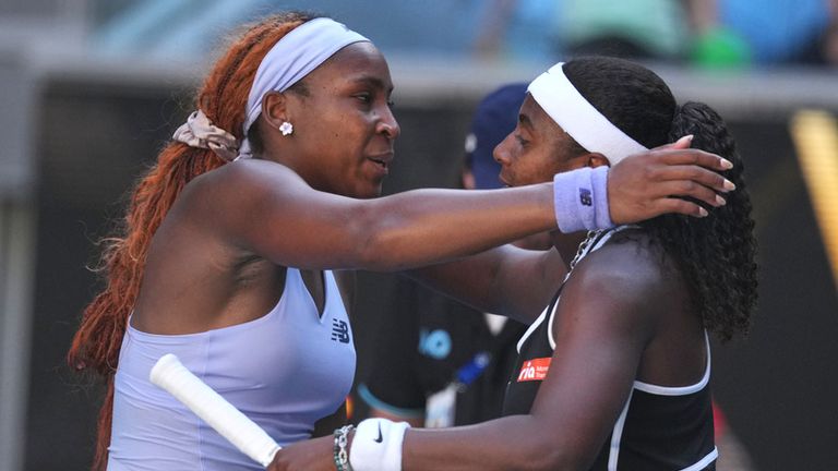 Coco Gauff, izquierda, de EE.UU. es felicitada por su compatriota Hailey Baptiste 