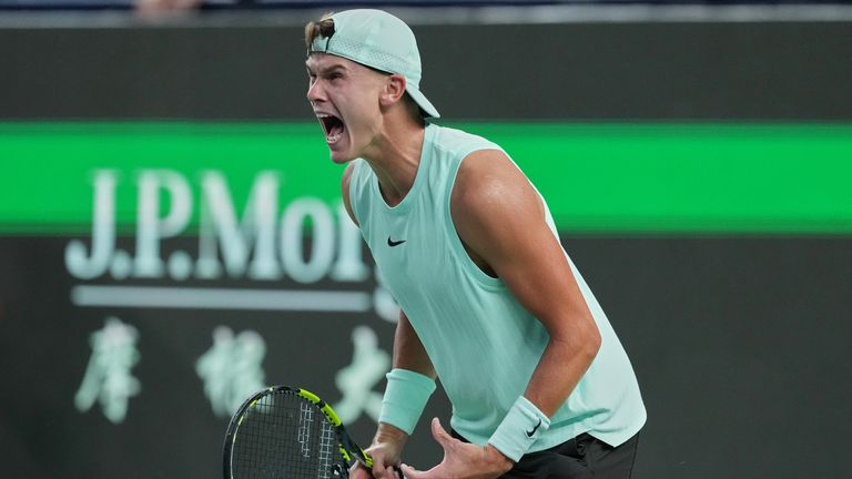 Holger Rune, de Dinamarca, reacciona tras derrotar a Giovanni Mpetshi Perricard, de Francia, en el partido individual masculino del Masters de Shanghai tenn