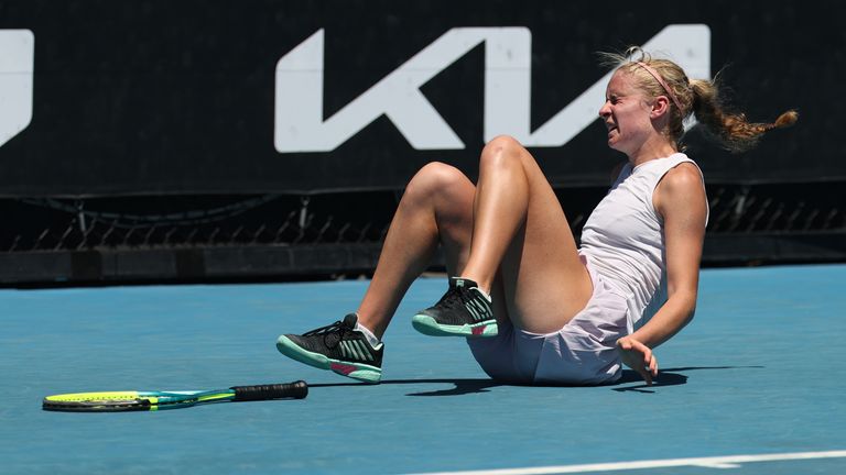 Hollie Smart de Gran Bretaña cae mientras compite en la Primera Ronda de Junior Girls' Singles contra Azuna Ichioka de Japón durante el día seve