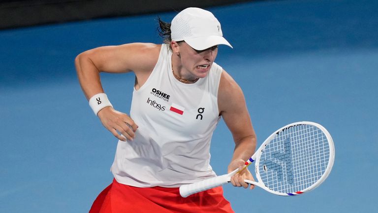 Iga Swiatek de Polonia celebra su victoria sobre Eva Lyss de Alemania en su partido individual femenino en el torneo de tenis United Cup en Sydney, el lunes 5 de enero de 2026. (Foto AP/Rick Rycroft)