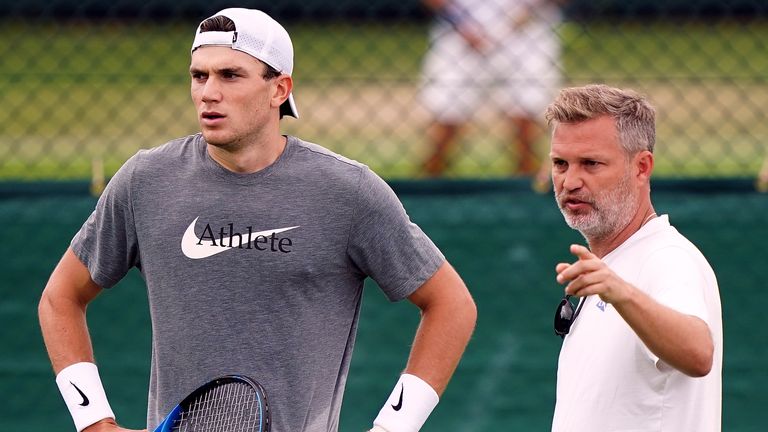Jack Draper y el entrenador James Trotman practican en el All England Lawn Tennis and Croquet Club en Wimbledon antes del Campeonato de Wimbledon, que comienza el 1 de julio. Fecha de la foto: Jueves 27 de junio de 2024.