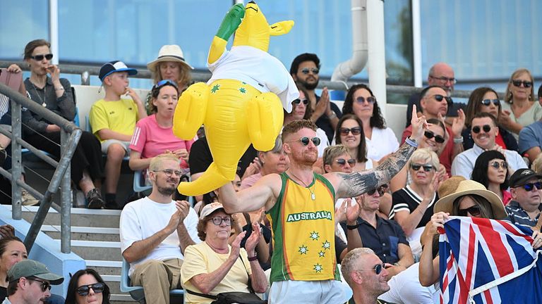 Superfan, James Bray, conocido por el canto de Raddo, observa a Emma Raducanu de Gran Bretaña contra Anastasia Potapova de Austria en el canto femenino