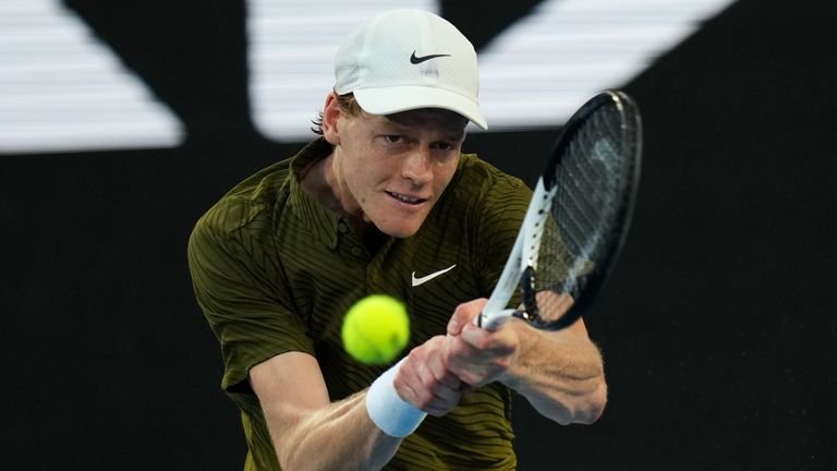 Jannik Sinner de Italia juega un regreso a su compatriota Luciano Darderi durante su partido de cuarta ronda en el Abierto de Australia tenn