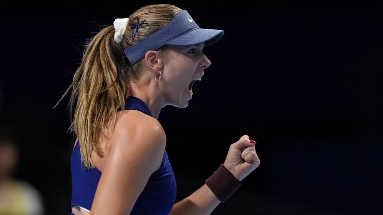 Katie Boulter reacciona tras anotarle un punto a Jessica Pegula durante la Copa Billie Jean King (Foto AP/Andy Wong)