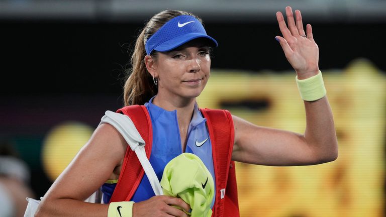 Katie Boulter de Gran Bretaña ondea mientras abandona la cancha tras su derrota en primera ronda ante Belinda Bencic de Suiza en la Ope australiana