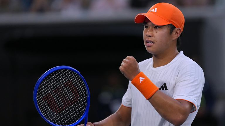 El estudiante Tien de los EE.UU. celebra después de derrotar a Daniil Medvedev de Rusia en su partido de cuarta ronda en el campeonato de tenis del Abierto de Australia