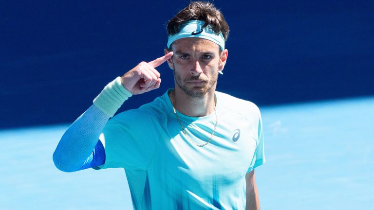 LORENZO MUSETTI de Italia celebra tras derrotar a la novena semilla TAYLOR FRITZ de los EE.UU. en Rod Laver Arena en un partido de cuarta ronda de hombres solteros o