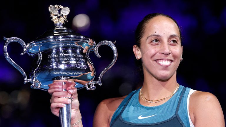 La estadounidense Madison Keys celebra con la Daphne Akhurst Memorial Cup después de derrotar a la bielorrusa Aryna Sabalenka durante su partido final individual femenino el día catorce del torneo de tenis del Abierto de Australia en Melbourne el 25 de enero de 2025. (Foto de Martin KEEP / AFP) / -- IMAGEN RESTRINGIDA AL USO EDITORIAL - ESTRICTAMENTE NO USO COMERCIAL -- (Foto de MARTIN KEEP/AFP vía Getty Images)