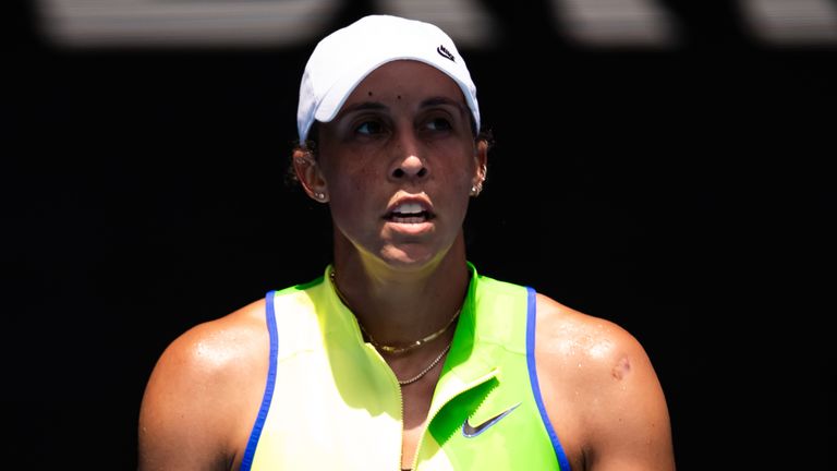Madison Keys de los Estados Unidos en acción contra Oleksandra Oliynykova de Ucrania en la primera ronda del día 3 de la Ope australiana de 2026