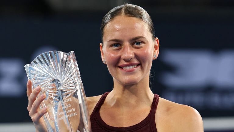 Marta Kostyuk posa con el trofeo de subcampeón tras perder ante Aryna Sabalenka en la final del Brisbane International 2026 (AP)