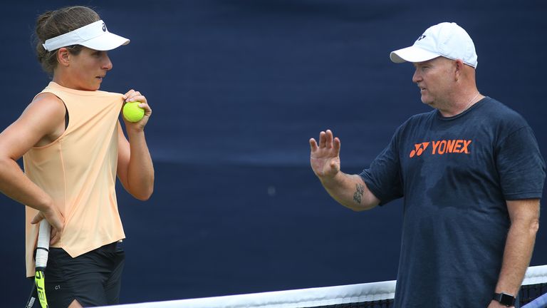 Michael Joyce con Jonanna Konta practicando durante el primer día del Nature Valley Open en el Nottingham Tennis Center