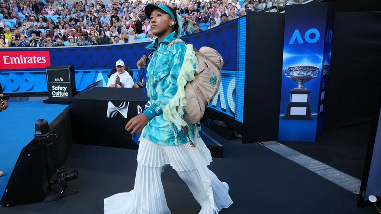 Naomi Osaka de Japón entra a la cancha para su partido de segunda ronda contra Sorana Cirstea de Rumania en el campeonato de tenis del Abierto de Australia