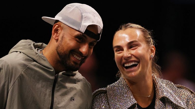 Aryna Sabalenka y Nick Kyrgios se ríen antes de su partido de tenis Battle of the Sexes en Dubai, Emiratos Árabes Unidos, el domingo 28 de diciembre de 2025. (Amr Alfiky/Pool Photo vía AP)