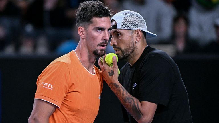 Thanasi Kokkinakis (L) y Nick Kyrgios de Australia hablan durante su partido de dobles masculino contra su compatriota Jason Kubler y Marc Polmans. 