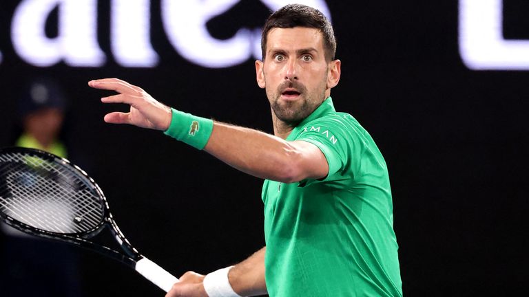 El serbio Novak Djokovic regresa al español Pedro Martínez durante su partido individual masculino en el segundo día del Abierto de Australia de tenis.