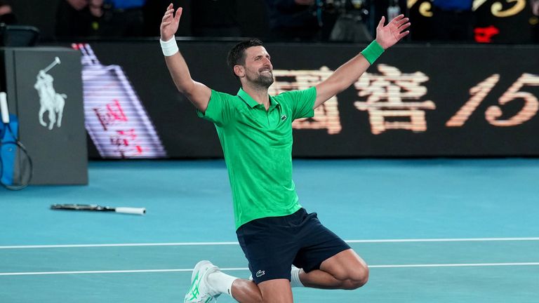 Novak Djokovic de Serbia celebra tras derrotar a Jannik Sinner de Italia en su partido semifinal en el campeonato de tenis del Abierto de Australia