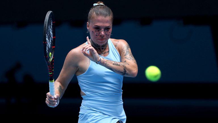 Oleksandra Oliynykova, de Ucrania, reacciona sobre un punto a Madison Keys, de EE.UU., durante su partido de singles femeninos el tercer día de la operación australiana