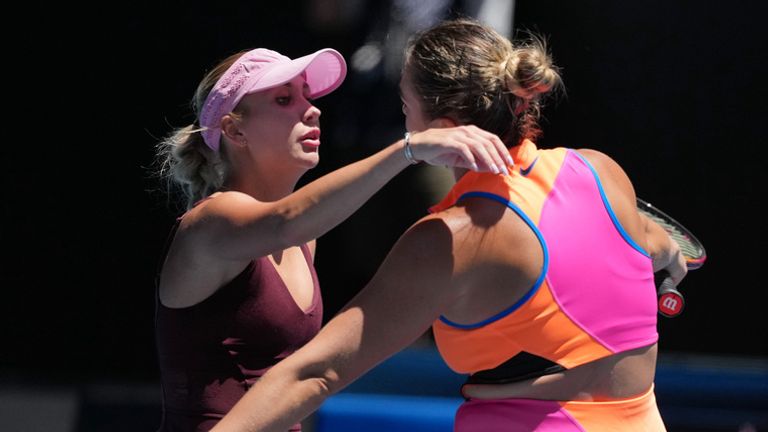 Aryna Sabalenka, derecha, de Bielorrusia, es felicitada por Anastasia Potapova