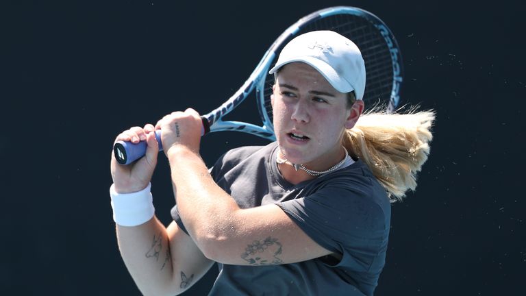 Anna Kalinskaya juega un revés contra Sonay Kartal de Gran Bretaña en la primera ronda de singles femeninos durante el tercer día del Aust 2026