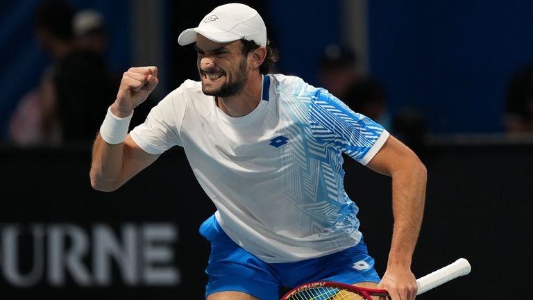 Valentin Vacherot de Mónaco reacciona después de derrotar a Martin Damm de Estados Unidos en su partido de primera ronda en el campeonato de tenis del Abierto de Australia en Melbourne, Australia, el lunes 19 de enero de 2026. (Foto AP/Dar Yasin)