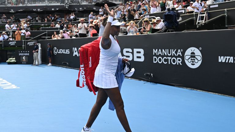 Venus Williams de los EE.UU. saluda mientras sale de la cancha después de su partido contra Magda Linette de Polonia en el ASB Classic Women's Tenni