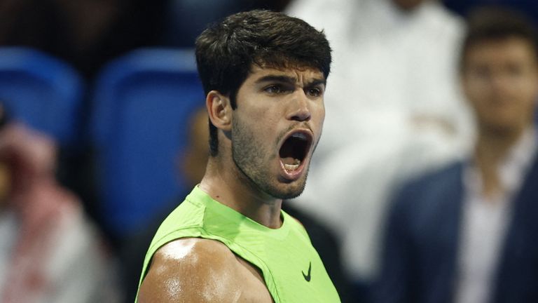 El español Carlos Alcaraz reacciona durante su semifinal masculina contra el ruso Andrey Rublev en el torneo de tenis Open de Qatar