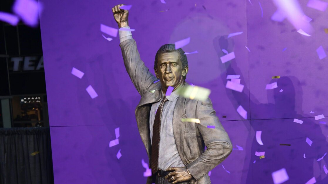 Los Lakers presentan una estatua de Riley, en honor a la era Showtime. La imagen de bronce de 8 pies del entrenador del Salón de la Fama Pat Riley, con uno de sus famosos trajes de Giorgio Armani, se encuentra en Star Plaza.