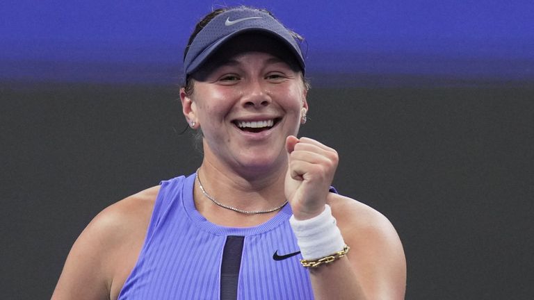 Amanda Anisimova, de los Estados Unidos reacciona tras derrotar a Jasmine Paolini, de Italia, en los singles femeninos de cuartos de final del partido Ch