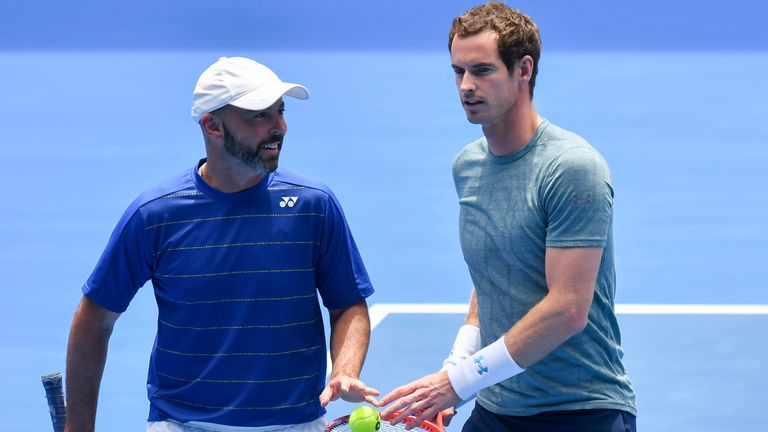 Andy Murray y su entrenador Jamie Delgado durante un partido de práctica contra el favorito número uno Novak Djokovic en el Margaret Court Arena antes del torneo de tenis Grand Slam del Abierto de Australia 2019 en Melbourne, Australia. Sydney Low/Cal Sport Media(Imagen de crédito: © Sydney Low/CSM via ZUMA Wire) (Cal Sport Media via AP Images)